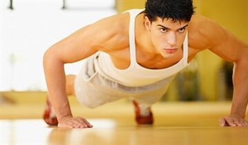 Muškarac izvodi gimnastičku vježbu s kroničnim prostatitisom