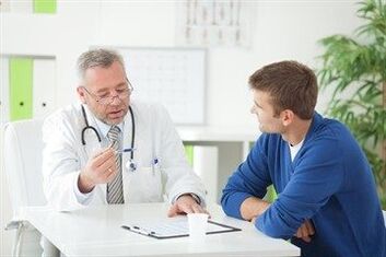 Urolog konzultira bolesnika s kroničnim prostatitisom
